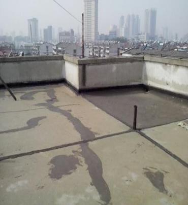 松潘漏水维修 楼顶漏水是什么原因，楼顶漏水维修方法是什么?